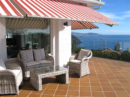 The sunny terrace has a glas balustrade and fantastica sea views