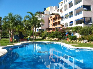 Die Appartements Galera Playa haben einen großen Pool mit Liegewiese