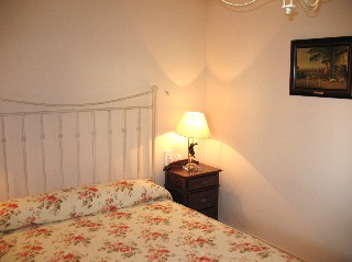 Ein Schlafzimmer hat ein Doppelbett und einen großen Einbauschrank