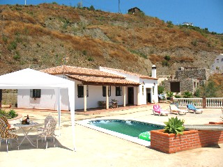 Das Casa Aguilera liegt zwischen Salobrena und Almunecar, in Hanglage