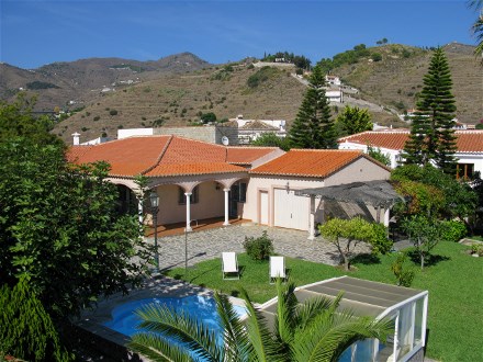 Die Villa Navachica in Almunecar hat eine abdeckbaren Pool