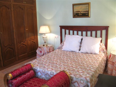 Das Schlafzimmer mit Doppelbett hat eine groe Schrankwand mit reichlich Platz
